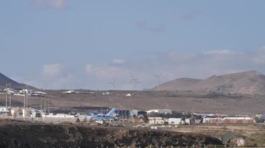 Yeşil enerji konsepti. Lanzarote havaalanı yakınlarında dönen rüzgar türbinleri. Yakınlaştır