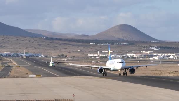 Aviões taxiando na pista no aeroporto de Lanzarote — Vídeo de Stock