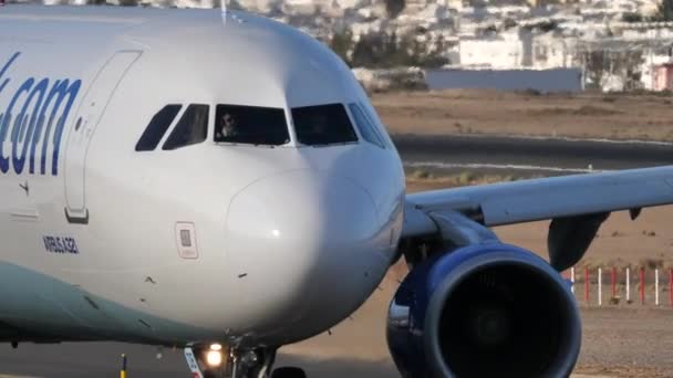 Yaklaşın, Airbus A321 pilotu Thomas Cook UK pistte taksicilik yapıyor. — Stok video