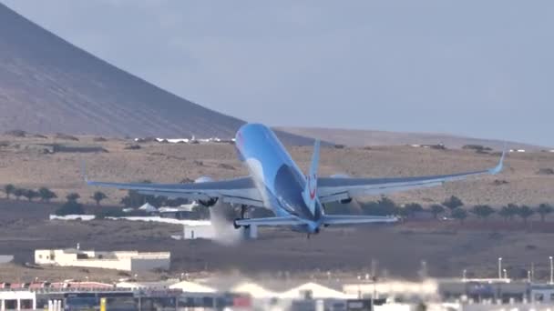 Aeroporto de Lanzarote, Partida e decolagem, Boeing 767 TUI Airlines — Vídeo de Stock