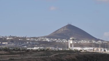 Manrique Lanzarote Havaalanı ACE rüzgar türbinleriyle dolu. Sağa kaydırılıyor