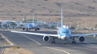 Tui Havayolları Boeing 767 Lanzarote havaalanı pistinde taksicilik yapıyor.