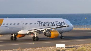 Uçak pist boyunca inip sola dönüyor. Airbus A321 Thomas Cook UK
