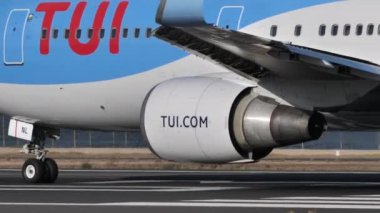 Yaklaş, Boeing 767 uçağının türbin motoru havalimanından kalkıyor.