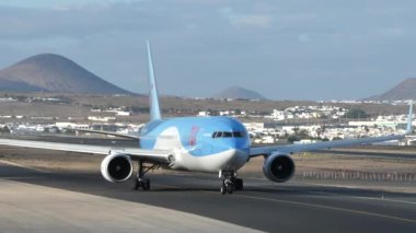 TUI havayollarından Boeing 767 Lanzarote havaalanı pistinde taksicilik yapıyor.