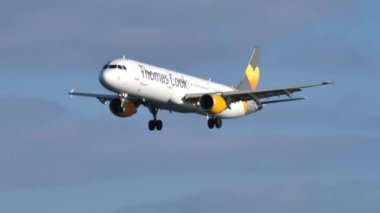 Thomas Cook İngiliz Havayolları 'nın A321 sefer sayılı Airbus' u Lanzarote havaalanına inmiştir.