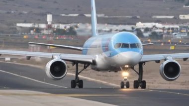 Uçak pistte taksicilik yapıyor. Boeing 757-204 plakalı G-BYAY, TUI Havayolları 