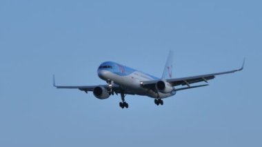 Boeing 757 TUI Havayolu havalanıyor ve Lanzarote havaalanına iniyor.