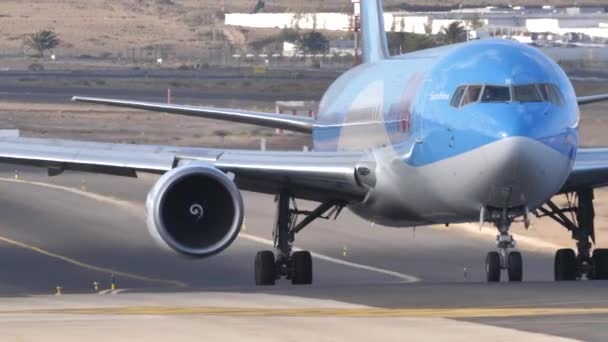 Tæt på, Turbinemotor 767, TUI Airlines. Flytaxiing på landingsbanen – Stock-video