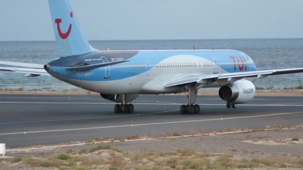 Boeing 757 G-BYAY TUI Airways taxiando na pista e virando à esquerda — Vídeo de Stock