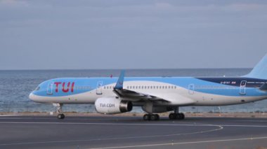 Boeing 757 TUI Havayolları. Uçak ivmesi ve kalkış pisti