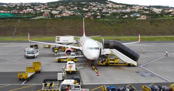 Timelapse del servicio de tierra trabajando en la llegada de Boeing 737 por Air Berlin — Vídeos de Stock