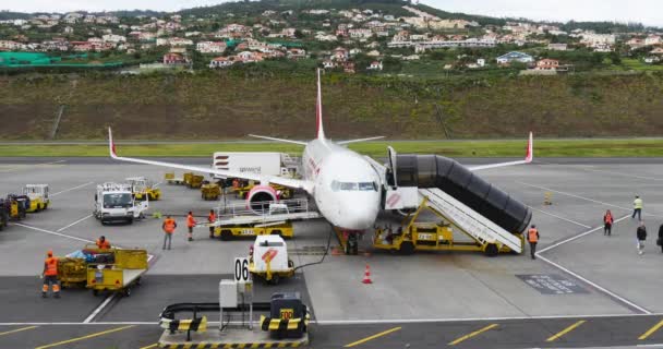 Fluggäste beim Verlassen des Flugzeugs. Boeing 737 und Bodendienst. Zeitraffer — Stockvideo