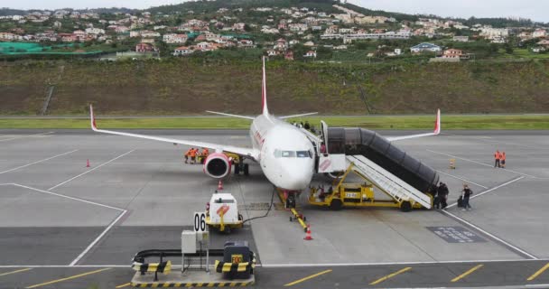 Načasování. Cestující nastupují na Boeing 737 provozované Air Berlin — Stock video