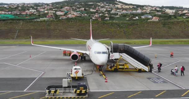 Travelers boarding into Boeing 737 by Air Berlin on Madeira airport. Timelapse — Stock Video