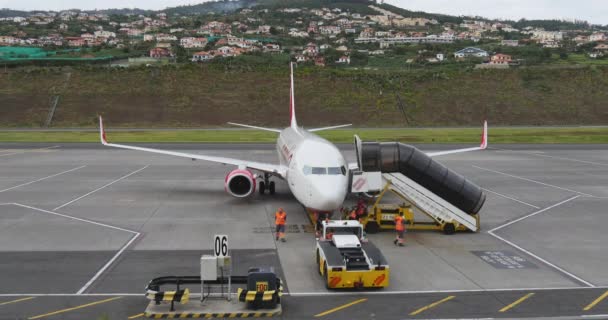 Serviciu la sol, îndepărtarea scării tunelului de îmbarcare și plecarea Boeing 737 — Videoclip de stoc