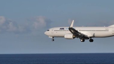 ASL Havayolları tarafından işletilen Boeing 737-800 Lanzarote havaalanına iniyor.