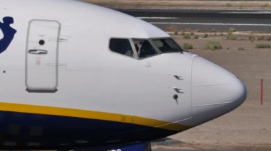 Pilot ve yardımcı pilot Ryanair Boeing 737-800 kokpitinden el sallıyor.