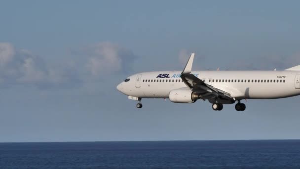 Boeing 737-800 som drivs av ASL Airlines France och landar på Lanzarotes flygplats — Stockvideo
