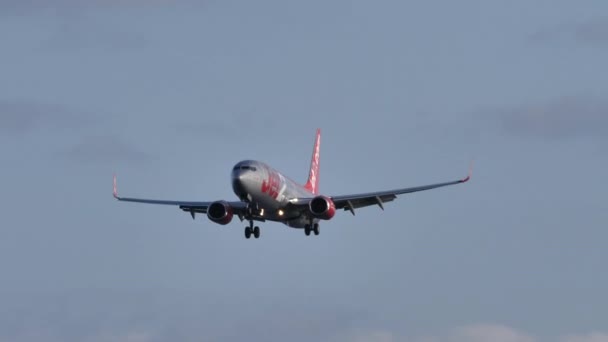 Boeing 737 airplane descending in a blue cloudy sky — Stock Video