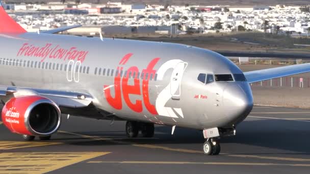 Boeing 737-800 der Fluggesellschaft Jet2 rollt auf der Landebahn des Flughafens von Lanzarote — Stockvideo