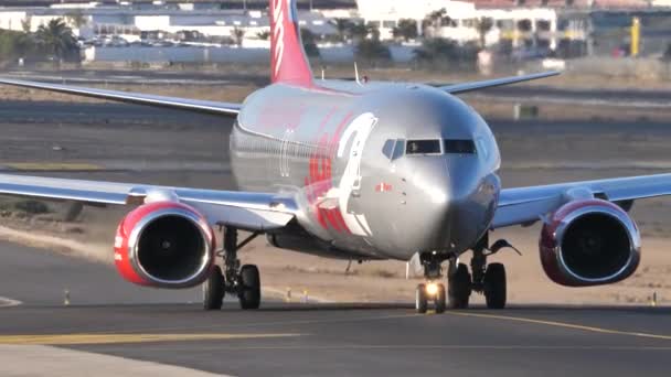 Jet2 'den Boeing 737-800' ün Burnu. Uçak pistte taksicilik yapıyor — Stok video