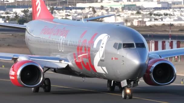 Boeing 737-800 der Fluggesellschaft Jet2 rollt auf der Landebahn des Flughafens — Stockvideo