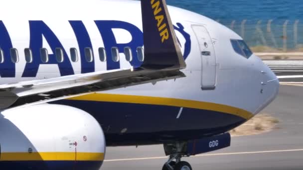 Kokpit Boeinga 737 obsługiwany przez linie lotnicze Ryanair na lotnisku Lanzarote — Wideo stockowe