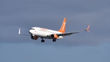 Boeing 737-800 Sunwing Havayolları havaalanına yaklaşırken...