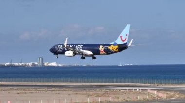 TUI Havayolları 'ndan Boeing 737-800 G-FDZG Lanzarote Havaalanı pistine iniyor.