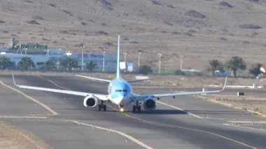 Tuifly Havayolları Boeing 737-800 Lanzarote havaalanı pistinde.