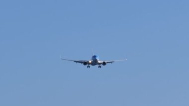 Boeing 737-800 Lanzarote havaalanına yaklaşırken mavi gökyüzüne iniyor.