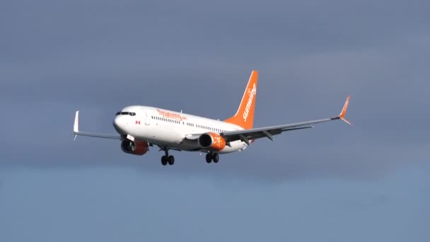 Boeing 737-800 Sunwing Airlines schodzące w powietrzu podczas zbliżania się do lotniska — Wideo stockowe