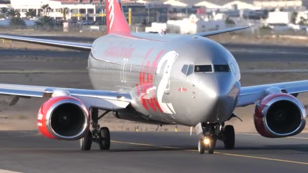 Boeing 737-800 nästa generations G-GDFP som drivs genom jet2-taxning på banan — Stockvideo