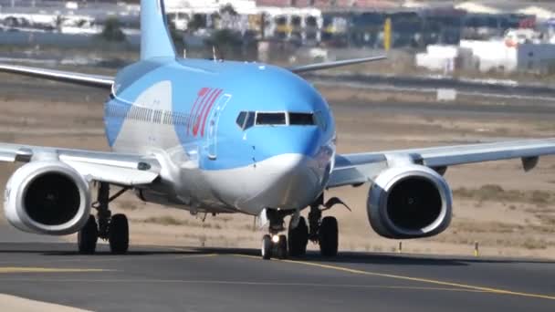 TuiFly αεροπορική εταιρεία, Boeing 737-800 τροχοδρόμηση στο διάδρομο του αεροδρομίου Lanzarote — Αρχείο Βίντεο