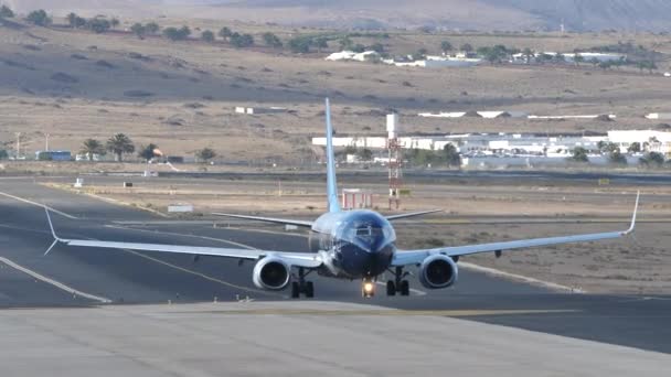 Boeing 737-800 NG com um toque especial da Tui Airways na pista — Vídeo de Stock
