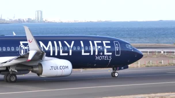 Tui Airways Boeing 737 taxiação especial na pista do Aeroporto de Lanzarote — Vídeo de Stock