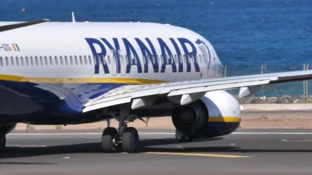 Maskapai penerbangan Ryanair mengoperasikan Boeing 737 di landasan pacu bandara Lanzarote — Stok Video