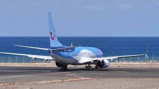 Boeing 737-800 NG D-ATUF provozovaný leteckou společností TUIfly na letištní dráze — Stock video