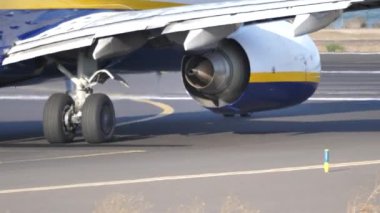 Ryanair tarafından işletilen Boeing 737-800 türbin motorunu kapatın. 