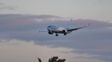 Boeing 737-800 NG-TAWI TUI Havayolları tarafından Lanzarote havaalanına iniyor.