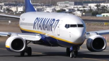 Boeing 737-800 havaalanı pistinde Ryanair tarafından işletiliyor.