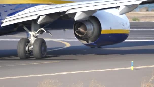 Close up on turbine engine of Boeing 737-800 operated by Ryanair — Stock Video