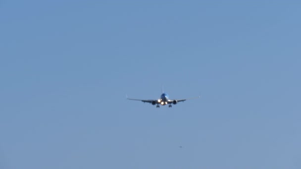 Boeing 737-800 NG som drivs av TUI Airways och som närmar sig Lanzarotes flygplats — Stockvideo