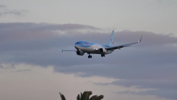 Boeing 737-800 NG-TAWI von TUI Airways bei der Landung auf dem Flughafen Lanzarote — Stockvideo