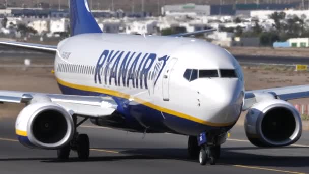 Boeing 737-800 von Ryanair rollt auf der Landebahn des Flughafens — Stockvideo