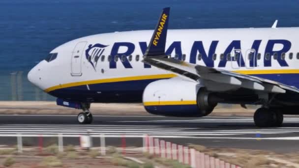 Start der Boeing 737-800 NG von Ryanair — Stockvideo