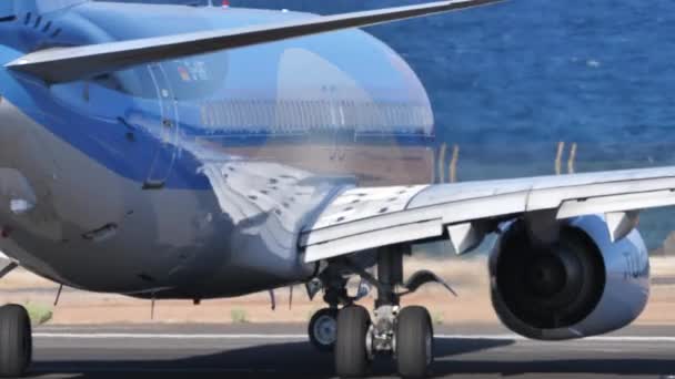 Boeing 737 linha aérea ligando a pista do aeroporto. Fechar o motor da turbina — Vídeo de Stock