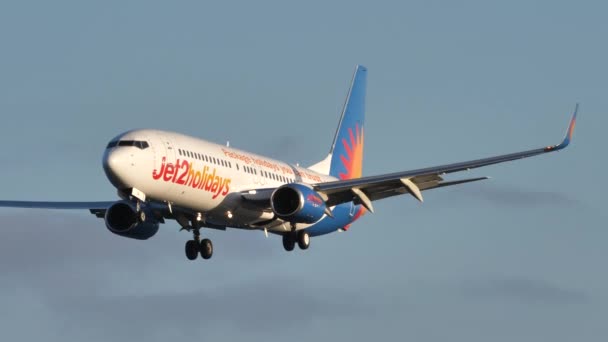Boeing 737 Jet2 Tatil, Lanzarote Havaalanı pistine iniyor. — Stok video