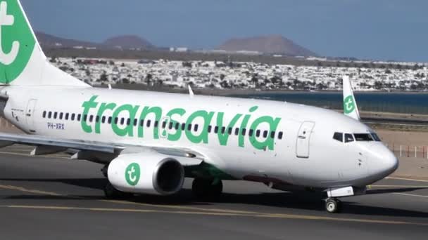 Boeing 737-800 av Transavia Airlines taxning på start- och landningsbanan på Lanzarotes flygplats — Stockvideo
